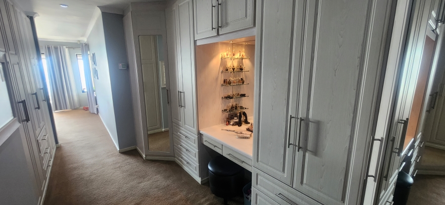 6 Bedroom Property for Sale in Da Nova Western Cape